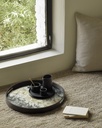 20583_Black_organic_tray_glass_48cm_21751_Cumin_Dunes_rug_WEB.jpg